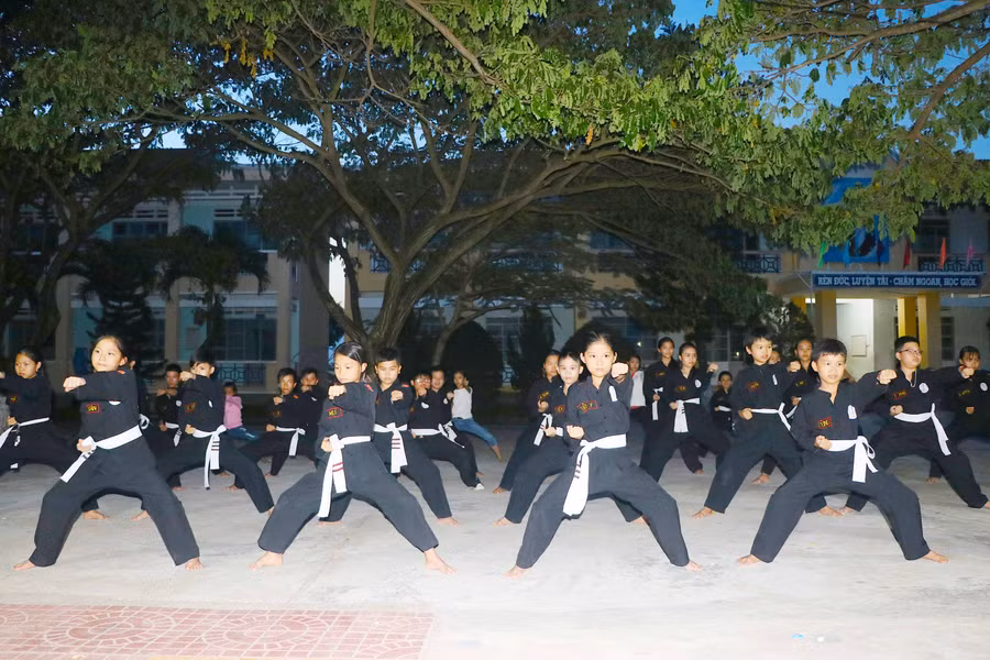 Võ sinh của Câu lạc bộ Võ cổ truyền Trường THCS Đề Thám (phướng Tây Sơn, thị xã An Khê). Ảnh: Ngọc Minh