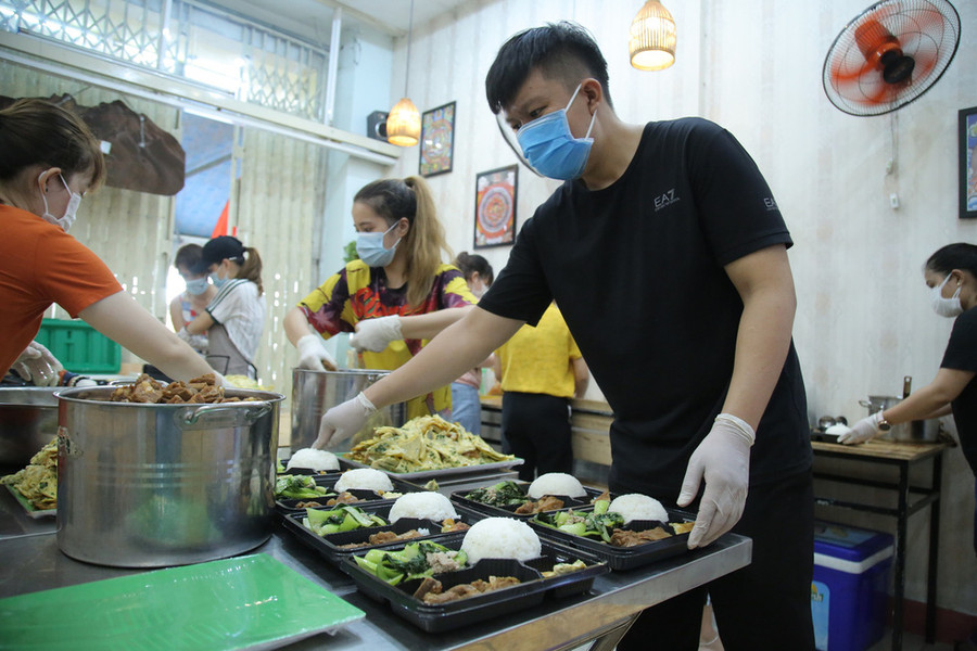 Người dân nấu cả ngàn suất cơm mỗi ngày tiếp sức các y bác sĩ và bệnh nhân - Ảnh: ĐOÀN CƯỜNG