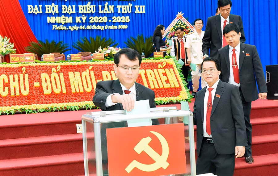 Các đại biểu bỏ phiếu bầu đoàn đại biểu đi dự Đại hội cấp trên. Ảnh: Đức Thụy