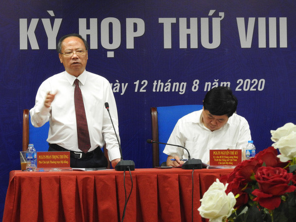 Chủ tịch Hội đồng lý luận, phê bình văn học, nghệ thuật Nguyễn Thế Kỷ và phó chủ tịch thường trực hội đồng Phan Trọng Thưởng điều hành kỳ họp thứ 8 của hội đồng vào chiều 12-8 - Ảnh: T.ĐIỂU Chủ tịch Hội đồng lý luận, phê bình văn học, nghệ thuật Nguyễn Thế Kỷ và phó chủ tịch thường trực hội đồng Phan Trọng Thưởng điều hành kỳ họp thứ 8 của hội đồng vào chiều 12-8 - Ảnh: T.ĐIỂU