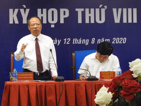 Chủ tịch Hội đồng lý luận, phê bình văn học, nghệ thuật Nguyễn Thế Kỷ và phó chủ tịch thường trực hội đồng Phan Trọng Thưởng điều hành kỳ họp thứ 8 của hội đồng vào chiều 12-8 - Ảnh: T.ĐIỂU