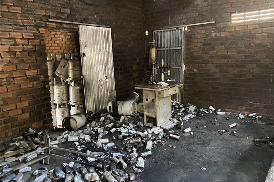 Hiện trường vụ nổ khiến 1 thiếu niên tử vong có rất nhiều bình gas mini. Ảnh: Hoàng Anh Hiện trường vụ nổ khiến 1 thiếu niên tử vong có rất nhiều bình gas mini. Ảnh: Hoàng Anh