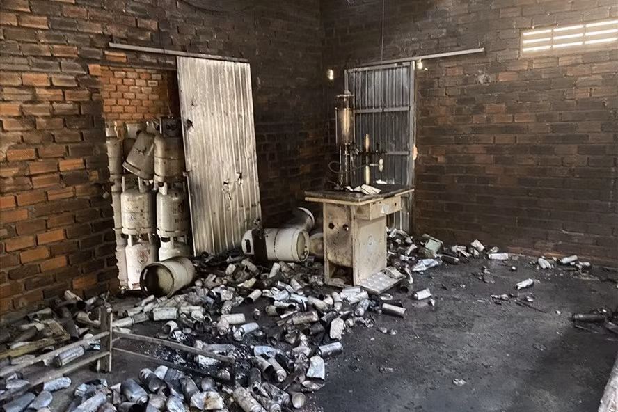 Hiện trường vụ nổ khiến 1 thiếu niên tử vong có rất nhiều bình gas mini. Ảnh: Hoàng Anh