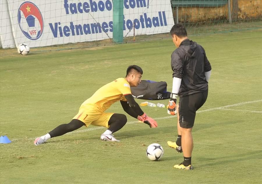 Văn Toản tích cực tập luyện với huấn luyện viên thủ môn Nguyễn Đức Cảnh. Ảnh: TX