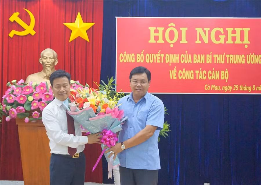  Bí thư Tỉnh ủy Cà Mau Nguyễn Tiến Hải tặng hoa chúc mừng đồng chí Lê Quân, Phó Bí thư Tỉnh ủy Cà Mau (ảnh Nhật Hồ)