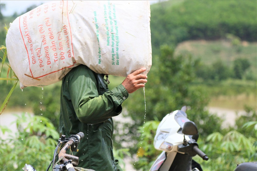 Ông Giàng Seo Páo, (thôn 9, xã Cư San) tâm sự: ''Những ngày này, bà con trong thôn phải tranh thủ ra đồng cắt lúa, ngâm mình dưới nước nhiều giờ rất khó nhọc, có nguy cơ mất trắng cả mùa vụ. Chỉ mong chính quyền sớm bồi thường đất, bố trí tái định cư để chúng tôi đỡ khổ''. Ảnh: Bảo Trung Ông Giàng Seo Páo, (thôn 9, xã Cư San) tâm sự: ''Những ngày này, bà con trong thôn phải tranh thủ ra đồng cắt lúa, ngâm mình dưới nước nhiều giờ rất khó nhọc, có nguy cơ mất trắng cả mùa vụ. Chỉ mong chính quyền sớm bồi thường đất, bố trí tái định cư để chúng tôi đỡ khổ''. Ảnh: Bảo Trung
