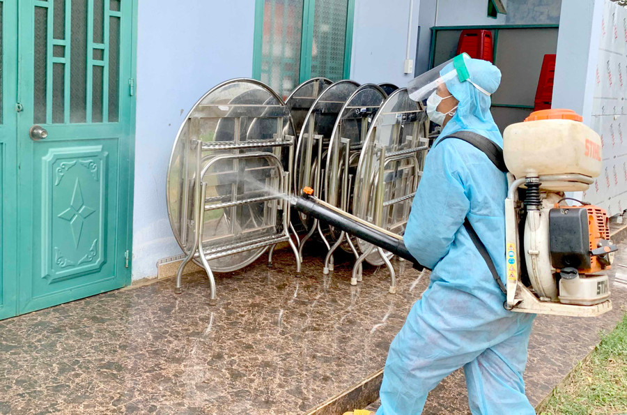 Phun hóa chất khử khuẩn môi trường tại làng Phung 1, xã Biển Hồ, TP.Pleiku. Ảnh: Như Nguyện
