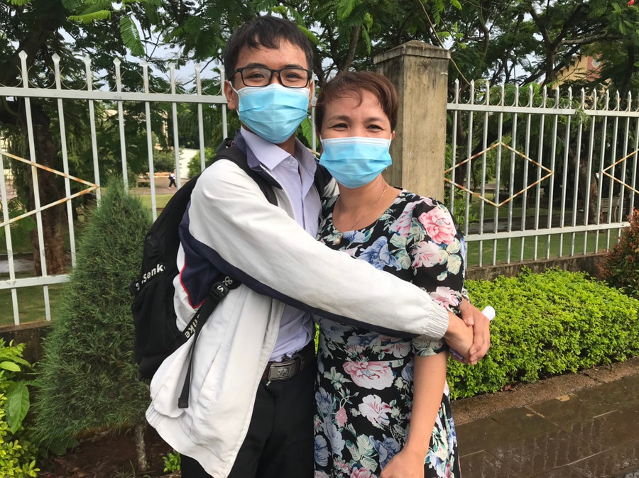 Em Bùi Quang Tuấn-thí sinh tại điểm thi Trường THPT Nguyễn Bỉnh Khiêm (huyện Chư Sê) vui mừng ôm chầm lấy mẹ v́ đă hoàn thành tốt môn thi Toán học. Ảnh: Ngọc Sang Em Bùi Quang Tuấn-thí sinh tại điểm thi Trường THPT Nguyễn Bỉnh Khiêm (huyện Chư Sê) vui mừng ôm chầm lấy mẹ v́ đă hoàn thành tốt môn thi Toán học. Ảnh: Ngọc Sang