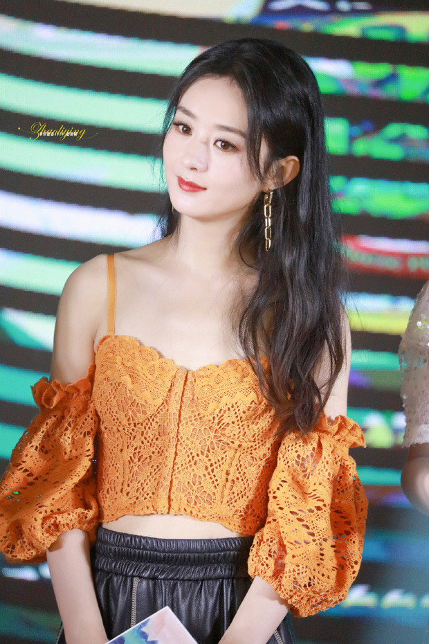 Mới đây, Triệu Lệ Dĩnh gây sự chú ý khi tham dự sự kiện quảng cáo cho show truyền hình 