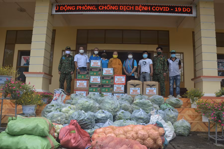 Các bộ, chiến sĩ Trung tâm đón nhận tình cảm của đoàn. Ảnh: Huy Bắc