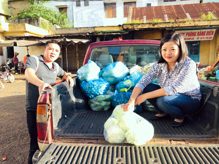 Vợ chồng anh Lê Thống Nhất nhận thực phẩm hỗ trợ cho Mái ấm Ayun (huyện Mang Yang). Ảnh: Phan Lài 