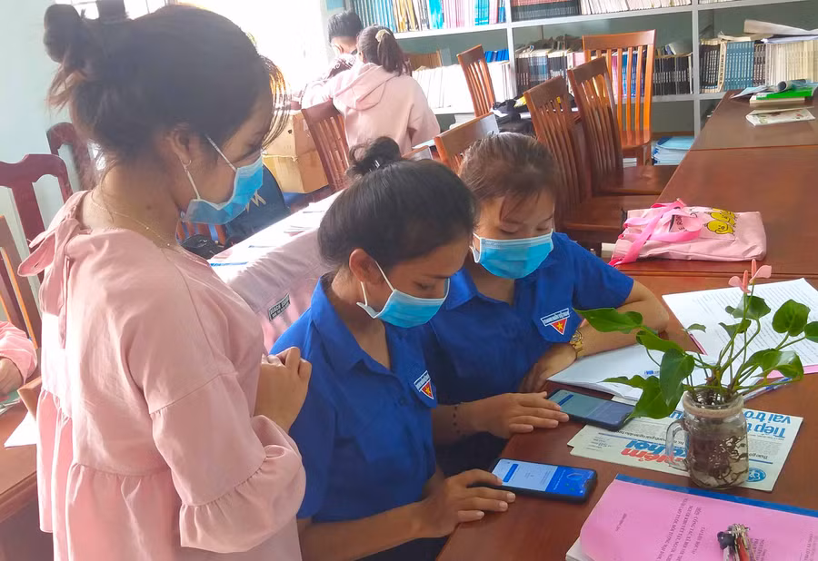  Sinh viên Trường Cao đẳng Nghề Gia Lai cài đặt phần mềm Bluezone. Ảnh: Tạ Ngọc Điệp 