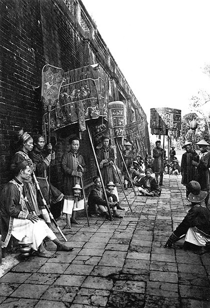  Đội thị vệ trong cung với lọng, quạt...