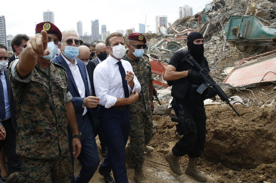 Tổng thống Pháp Emmanuel Macron tới hiện trường vụ nổ ở thủ đô Beirut, Liban (ảnh: AP) Tổng thống Pháp Emmanuel Macron tới hiện trường vụ nổ ở thủ đô Beirut, Liban (ảnh: AP)