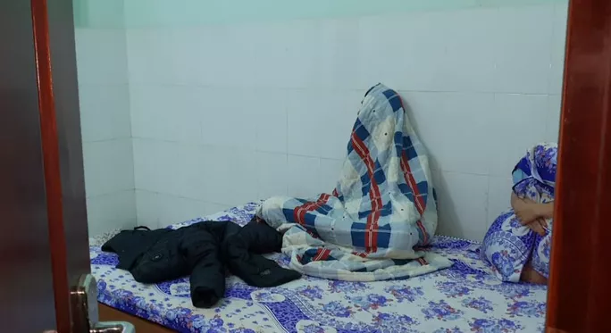 Lực lượng công an ập vào nhà nghỉ phát hiện nhiều cô gái bán dâm