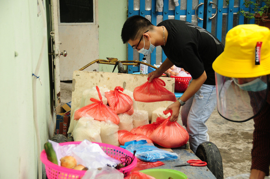 Sinh viên bị kẹt tại Đà Nẵng nhận thực phẩm miễn phí - Ảnh: T.B.D.