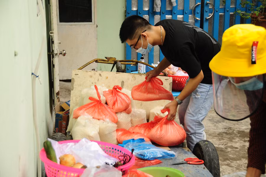 Sinh viên bị kẹt tại Đà Nẵng nhận thực phẩm miễn phí - Ảnh: T.B.D.