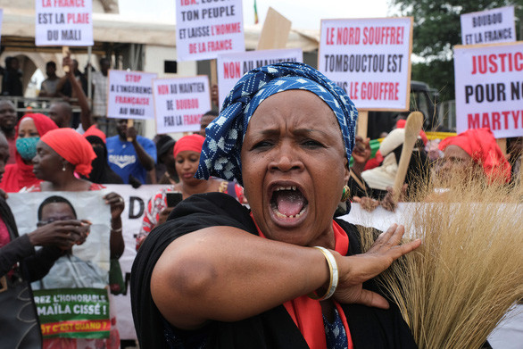 Người dân xuống đường ở Bamako ngày 11-8, đòi Tổng thống Ibrahim Boubacar Keita từ chức - Ảnh: REUTERS  Người dân xuống đường ở Bamako ngày 11-8, đòi Tổng thống Ibrahim Boubacar Keita từ chức - Ảnh: REUTERS