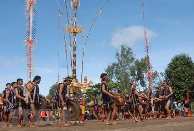 Bài cồng chiêng mừng lúa mới dân tộc Jơ Rai. Không gian văn hóa Cồng chiêng Tây Nguyên đã được UNESCO công nhận là Kiệt tác truyền khẩu và Di sản văn hóa phi vật thể của nhân loại ngày 25/11/2005. (Ảnh: Sỹ Huynh/TTXVN)