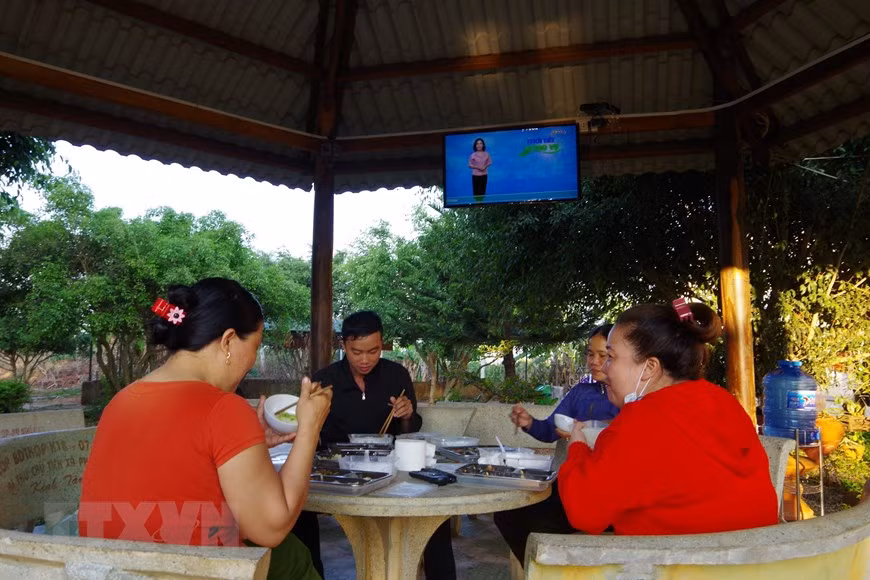 Những bữa cơm chứa đựng ân tình của lực lượng vũ trang tỉnh Gia Lai dành cho người dân trong khu cách ly y tế. (Ảnh: Hồng Điệp/TTXVN)