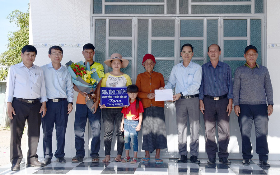  Công ty Thủy điện Ia Ly trao nhà tình thương cho hộ nghèo trên địa bàn huyện Chư Păh. Ảnh: Đ.Y