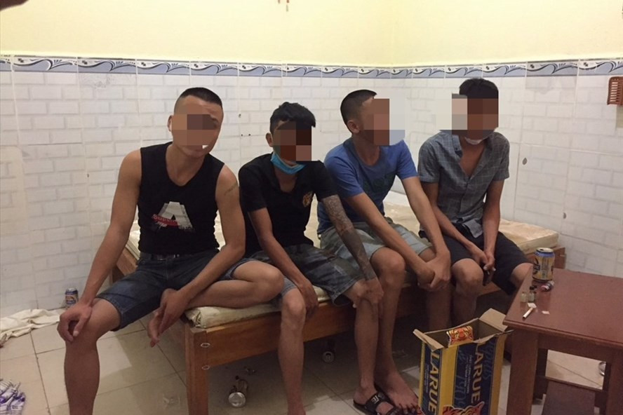 Nhóm thanh niên sử dụng ma túy trong quán massage ở Quảng Nam. Ảnh: Công an  Nhóm thanh niên sử dụng ma túy trong quán massage ở Quảng Nam. Ảnh: Công an