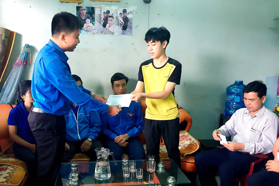 .Thành đoàn Pleiku tặng 6 suất quà cho các em học sinh lớp 12 có hoàn cảnh khó khăn ở Tp.Pleiku, mỗi suất quà trị giá 1 triệu đồng. Nhằm động viên các em nỗ lực, chăm chỉ ôn tập để đạt kết quả tốt nhất trong kỳ thi tốt nghiệp THPT năm 2020. 