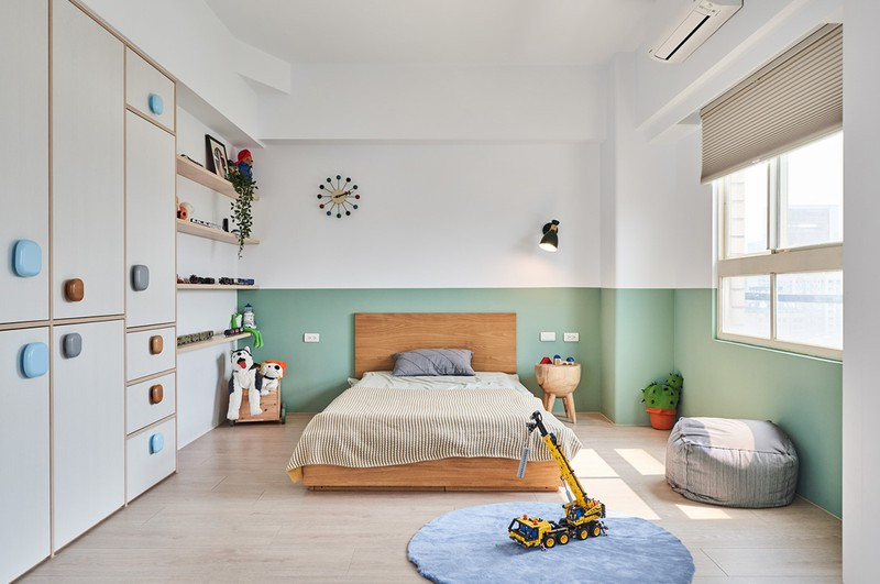 Cạnh đó là khu vực phòng ngủ, ngăn với phòng chơi bằng cửa trượt đảm bảo an toàn vào ban đêm.