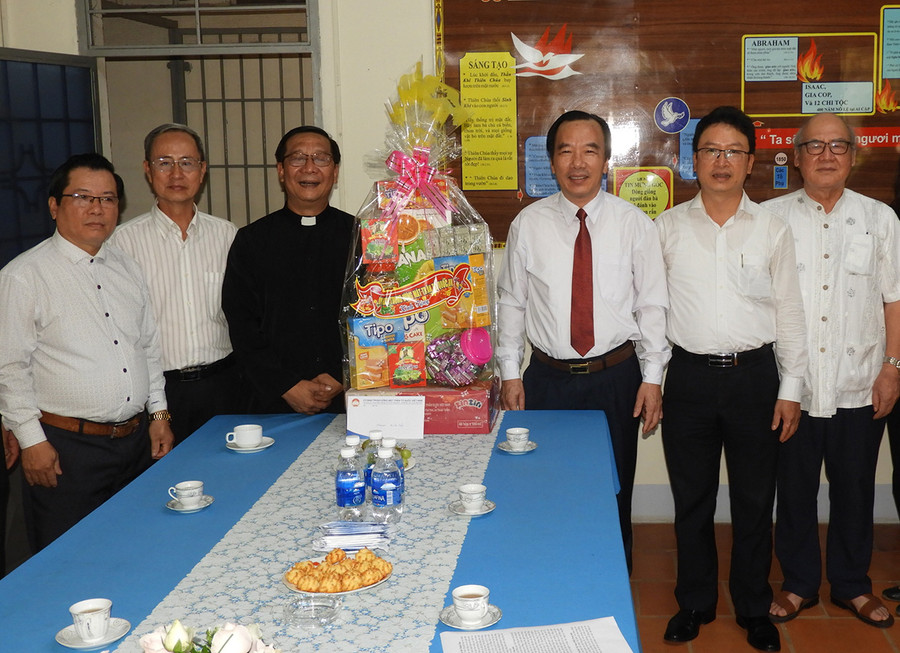 Đoàn công tác của Ủy ban Trung ương MTTQ Việt Nam thăm Giáo xứ Thánh Tâm và Linh mục Trưởng Giáo hạt Pleiku Đinh Quang Vinh. Ảnh: Thanh Nhật Đoàn thăm Giáo xứ Thánh Tâm và Linh mục Trưởng Giáo hạt Pleiku Đinh Quang Vinh
