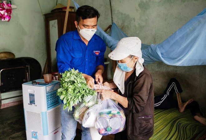 Anh Phan Văn Đức tận tay trao những phần quà là lương thực phẩm cho những hộ dân có hoàn cảnh khó khăn ẢNH: NAM THỊNH