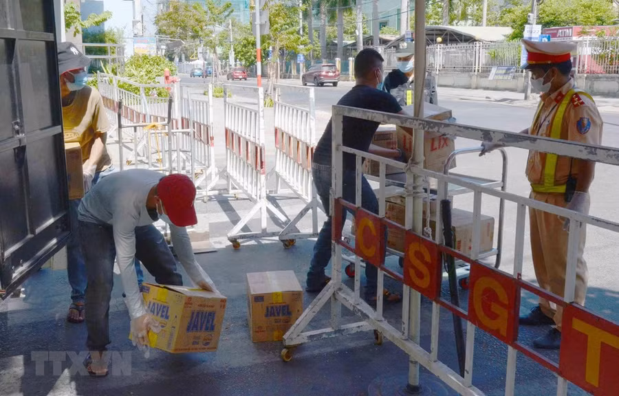 CSGT giám sát phương tiện chuyển hàng vào khu vực cách ly ở Đà Nẵng (28/7/2020). (Ảnh: Quốc Dũng/TTXVN)