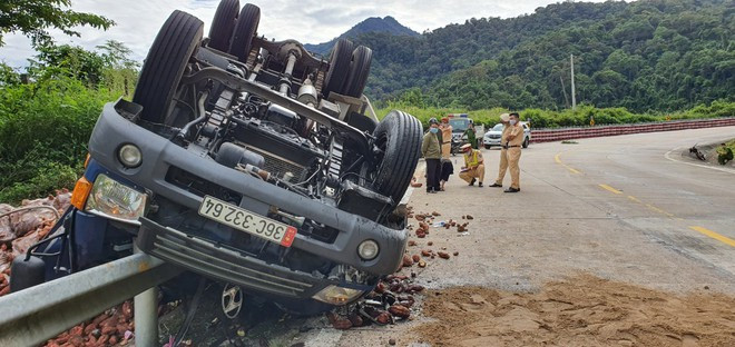 Ngay sau khi vụ việc xảy ra, cơ quan chức năng đã có mặt giải cứu nạn nhân và phân luồng giao thông ẢNH GIA HƯƠNG