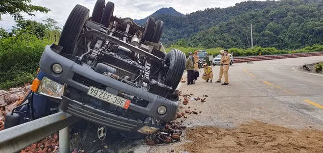 Ngay sau khi vụ việc xảy ra, cơ quan chức năng đã có mặt giải cứu nạn nhân và phân luồng giao thông ẢNH GIA HƯƠNG