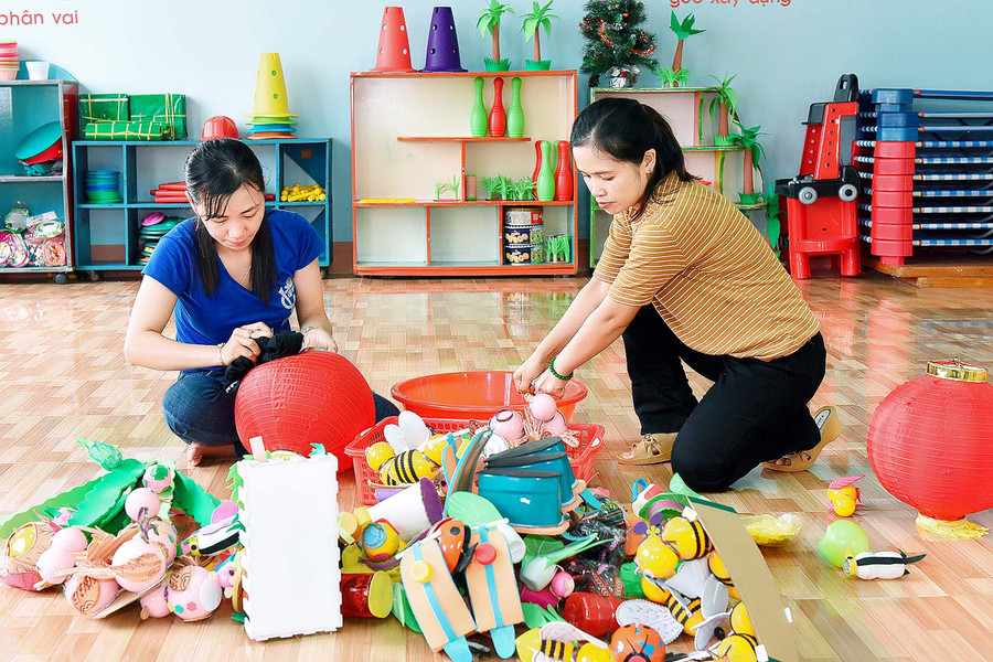 Các cô giáo trường Mầm non thị trấn Đăk Đoa, tập trung khử khuẩn bảo đảm môi trường lớp học an toàn để chuẩn bị đón chào năm học mới. Ảnh: Đức Thụy