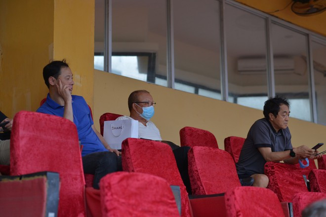 Ê kíp của ông Park Hang-seo đi tuyển chọn cầu thủ tại V-League ẢNH: VY KHÁNH