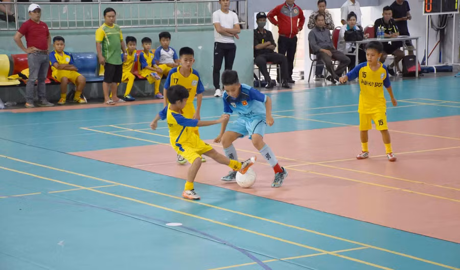 Trận chung kết giữa 2 đội Pleiku School FC và Phan Huy Sport. Ảnh: Hà Phương 