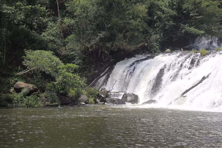 Hơi nước tỏa ra từ thác nước mát lạnh. Ảnh TT