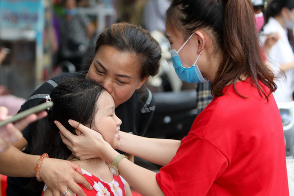 Một thí sinh ôm lấy mẹ và em gái sau khi kết thúc môn ngữ văn (ảnh chụp tại điểm thi THPT Chu Văn An, Hà Nội) - Ảnh: NGUYỄN KHÁNH Một thí sinh ôm lấy mẹ và em gái sau khi kết thúc môn ngữ văn (ảnh chụp tại điểm thi THPT Chu Văn An, Hà Nội) - Ảnh: NGUYỄN KHÁNH