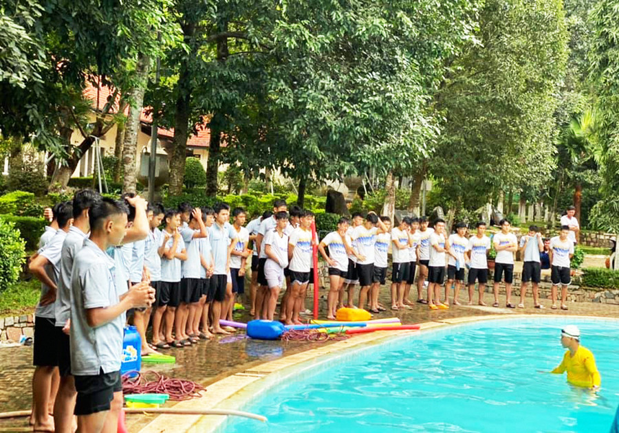  Các cầu thủ trẻ HA.GL tham gia thực hành phòng, chống đuối nước. Ảnh: Minh Vỹ