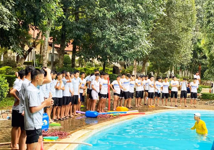  Các cầu thủ trẻ HA.GL tham gia thực hành phòng, chống đuối nước. Ảnh: Minh Vỹ