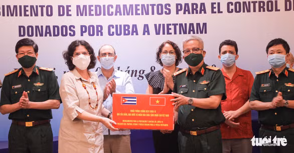 Thượng tướng Nguyễn Chí Vịnh - thứ trưởng Bộ Quốc phòng Việt Nam - nhận biểu trưng số thuốc phòng, chống dịch COVID-19 của Đảng, Nhà nước và nhân dân Cuba trao tặng cho Việt Nam từ bà Lianys Torres Rivera - đại sứ đặc mệnh toàn quyền nước Cộng hòa Cuba tại Việt Nam - Ảnh: HỒNG QUÂN