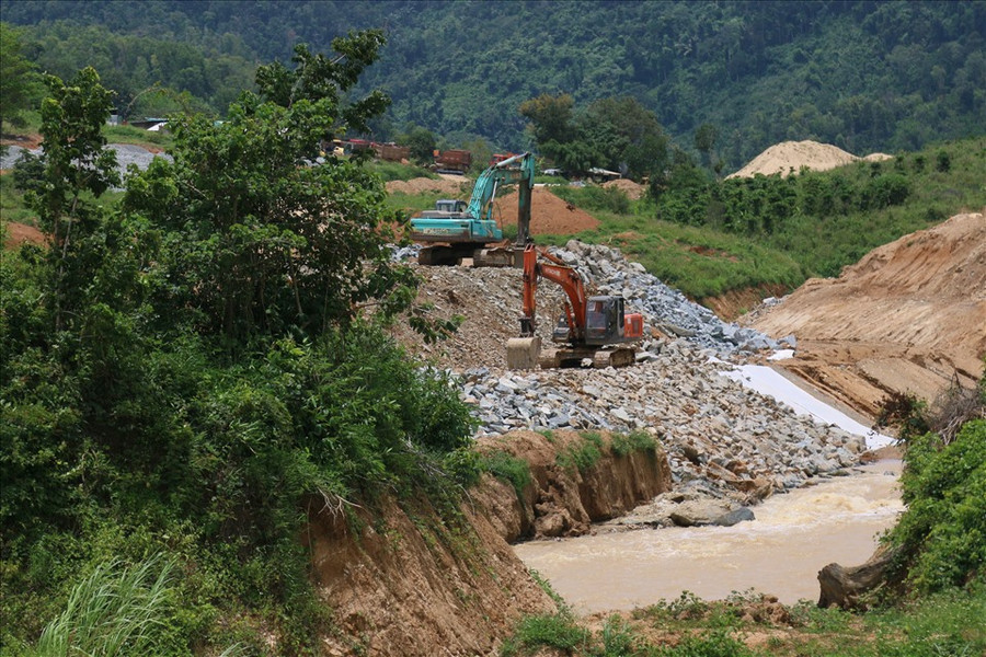 Đặc biệt, ở đập đất số 1 này, đơn vị thi công sẽ đắp đất tiếp đoạn còn lại của lòng sông dài 75m. Qua đó, nước sẽ chảy qua kênh dẫn dòng, cống lấy nước và tích tụ trong lòng hồ. Ảnh: Bảo Trung Đặc biệt, ở đập đất số 1 này, đơn vị thi công sẽ đắp đất tiếp đoạn còn lại của lòng sông dài 75m. Qua đó, nước sẽ chảy qua kênh dẫn dòng, cống lấy nước và tích tụ trong lòng hồ. Ảnh: Bảo Trung