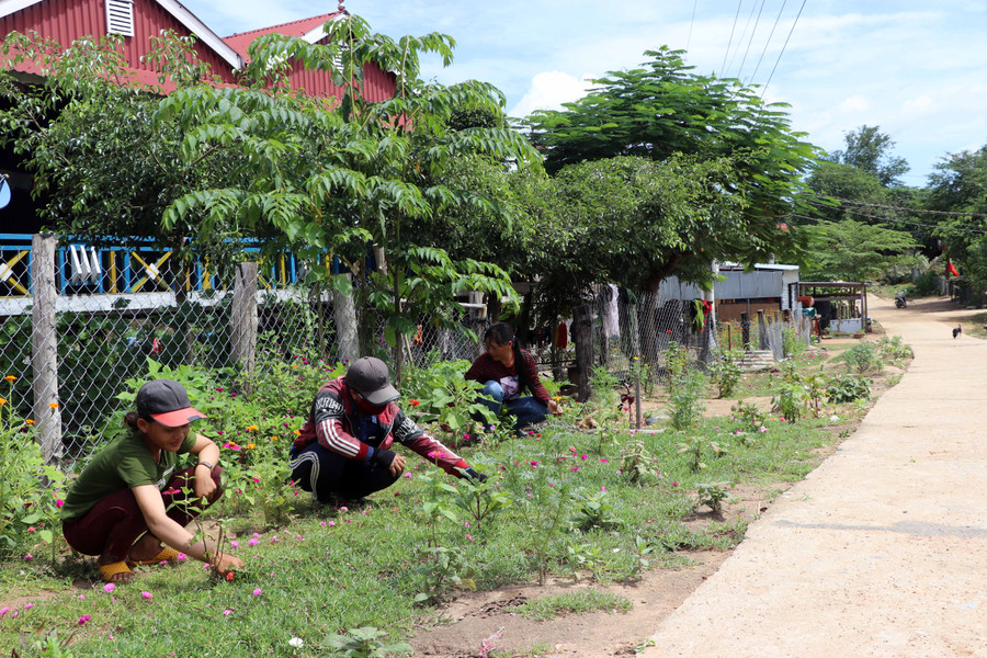 Hội viên, phụ nữ (thôn 2, xã Sró, huyện Kông Chro) tập chung chăm sóc vườn hoa. Ảnh Ngọc Minh