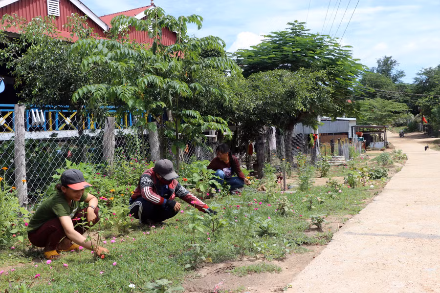 Hội viên, phụ nữ (thôn 2, xã Sró, huyện Kông Chro) tập chung chăm sóc vườn hoa. Ảnh Ngọc Minh