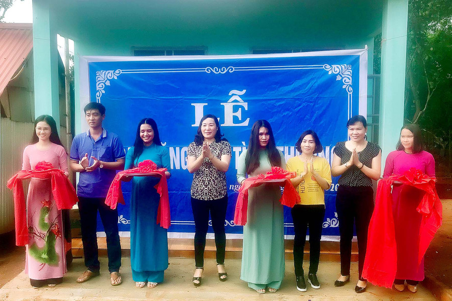 Lãnh đạo huyện Ia Grai cùng nhóm Tình nguyện Chung Tay Gia Lai cắt băng khánh thành bàn giao ngôi nhà cho gia đình ông Rơ Mah Hlên. Ảnh: Đức Thụy 