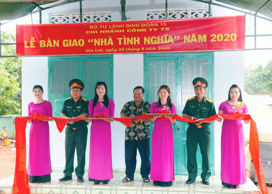 Cắt băng bàn giao "Nhà tình nghĩa" cho gia đình chị Ksor Thil. Ảnh: Vĩnh Hoàng Cắt băng bàn giao nhà cho gia đình công nhân Ksor Thil. Ảnh: Vĩnh Hoàng