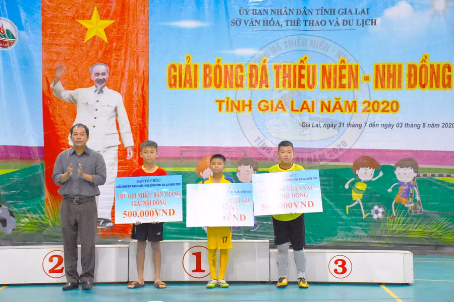 Ban tổ chức trao phần thưởng cho thủ môn xuất sắc, cầu thủ xuất sắc và cầu thu ghi nhiều bàn thắng ở nội dung nhi đồng. Ảnh: Hà Phương