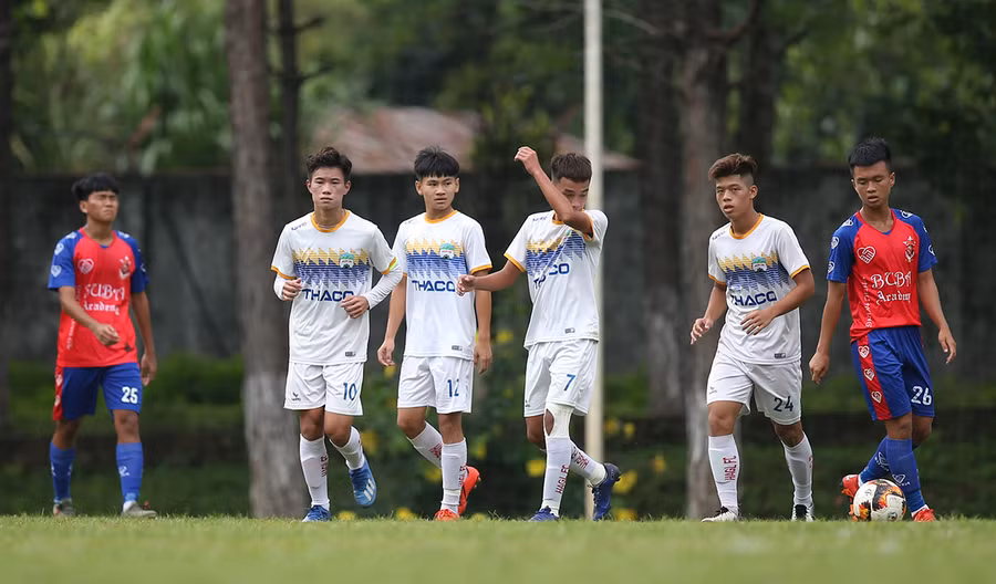  2.Cầu thủ HA.GL (áo trắng) ăn mừng đoạt vé dự VCK Giải U17 Quốc gia 2020. Ảnh: Minh Trần