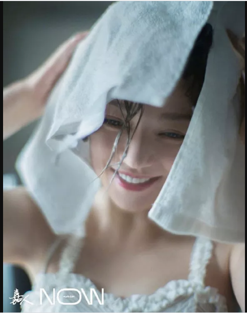 Diện những bộ trang phục trẻ trung như thiếu nữ tuổi đôi mươi, nữ diễn viên 