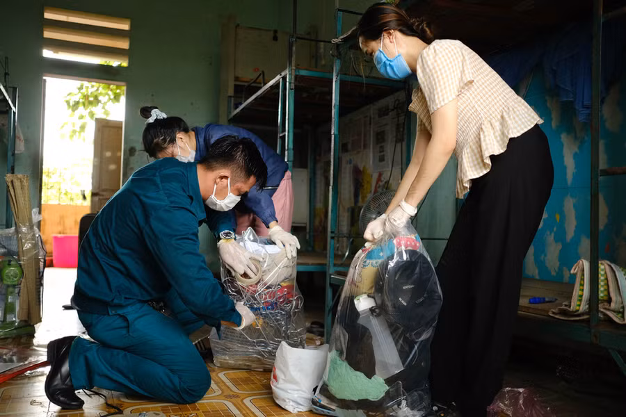 Sinh viên ĐH Sư phạm kỹ thuật dọn dẹp đồ đạc, nhường ký túc xá làm nơi cách ly - Ảnh: T.L.